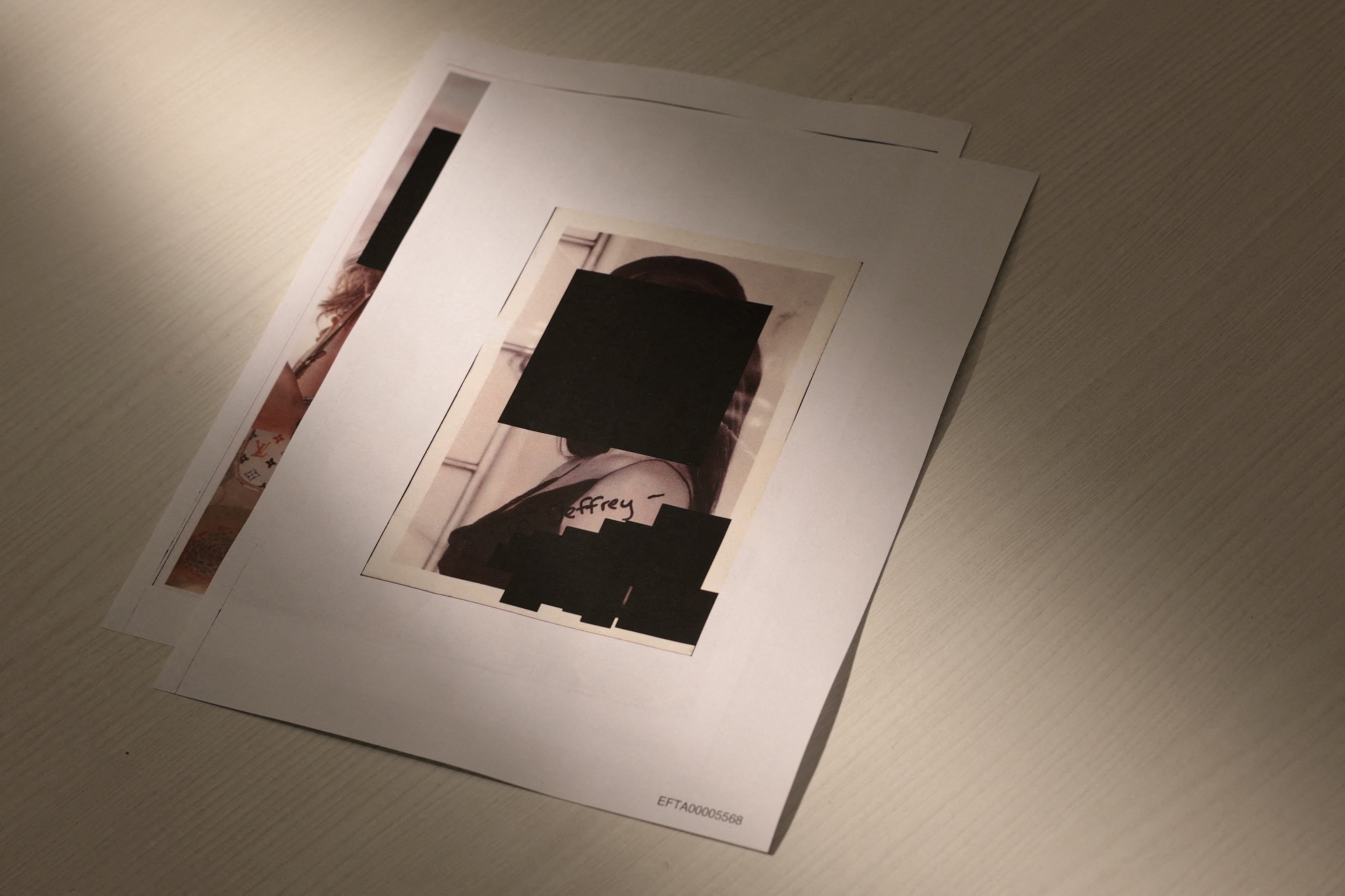 FOTO: Documentos recién publicados del fallecido financista y delincuente sexual Jeffrey Epstein están preparados para una fotografía de Reuters en Washington, DC, el 19 de diciembre de 2025.