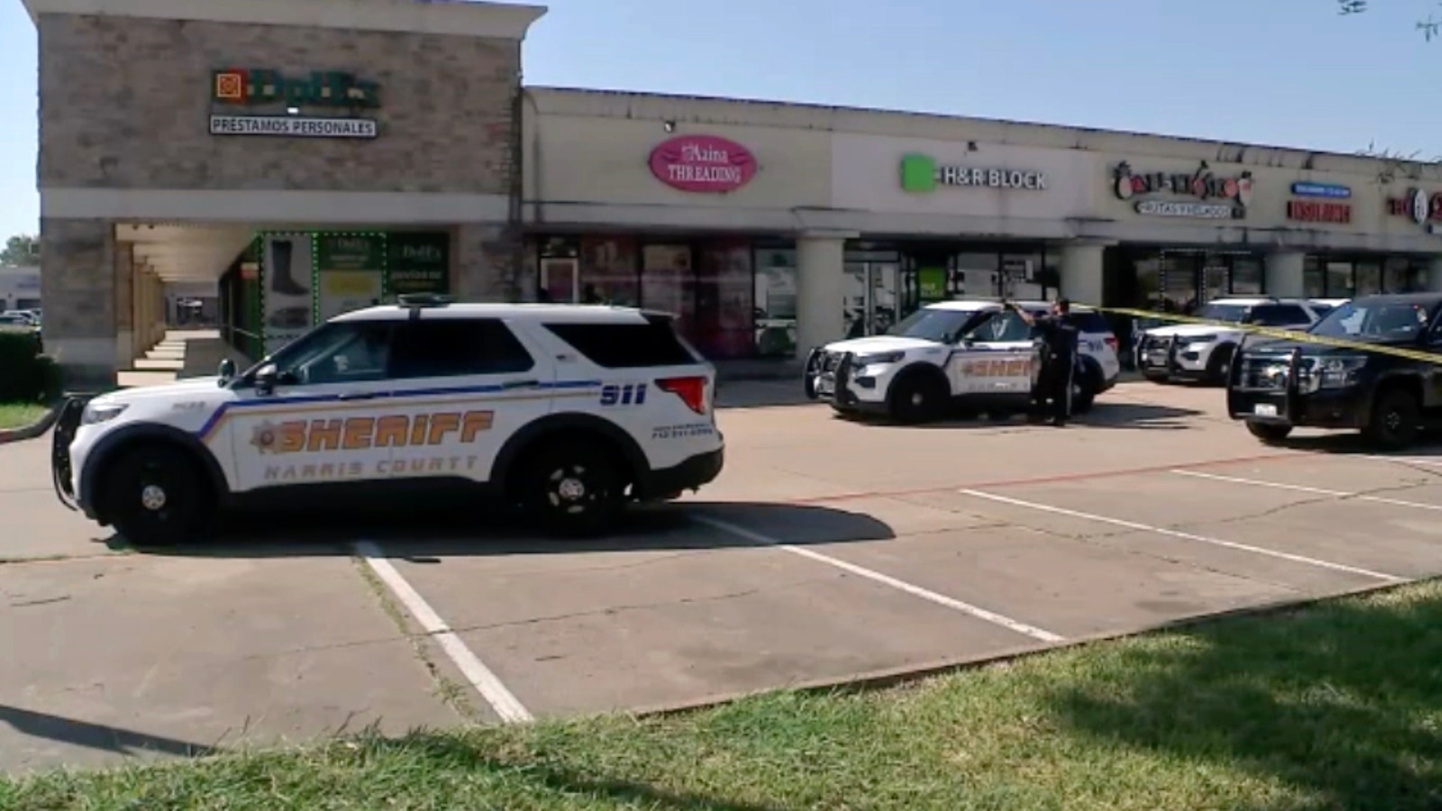 Agente de ICE golpea a un hombre con un automóvil durante una persecución en Texas, dicen las autoridades