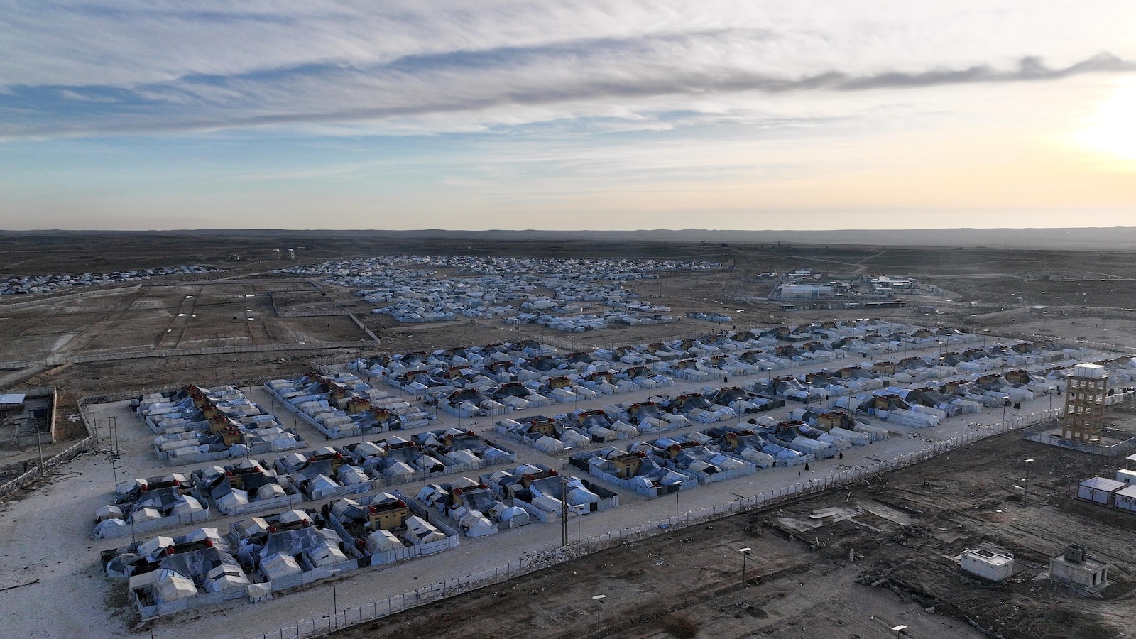 Доставките в сирийския лагер Ал-Хол свършват, тъй като сблъсъците блокират доставките на помощ