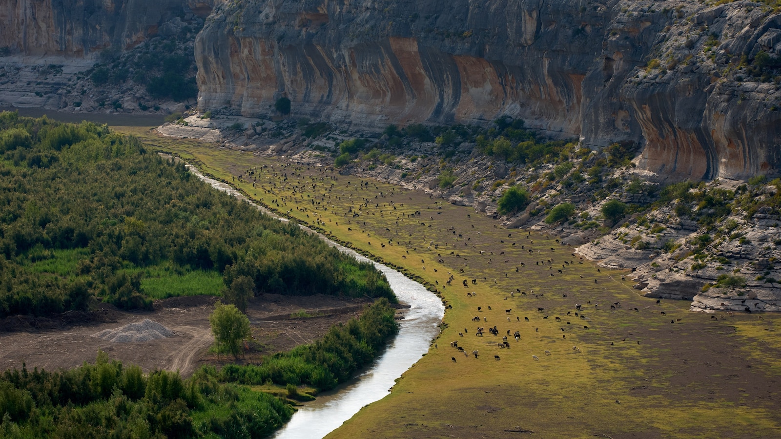How Texas landowners are fighting back against Trump's border wall