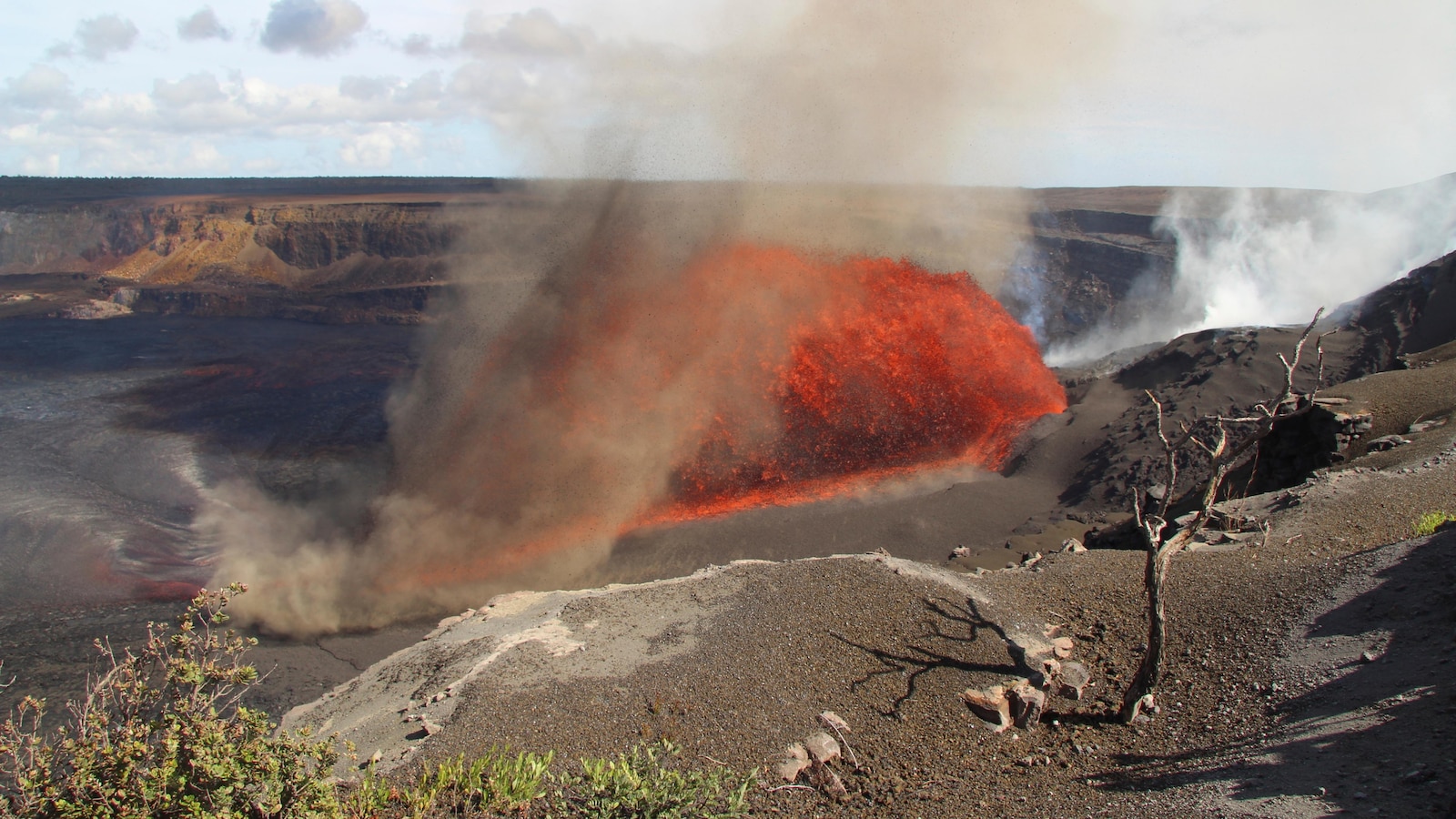 Kilauea's on-and-off eruption is back on in Hawaii. What to know about its dramatic lava displays
