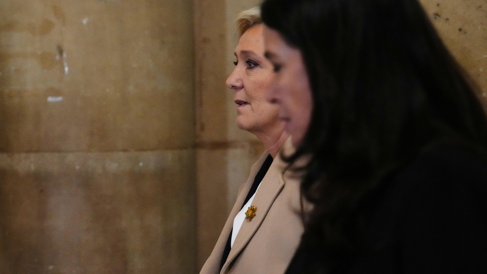 Тъй като процесът по обжалването на крайнодесния лидер Марин льо Пен приключва, нейната кандидатура за президент е застрашена