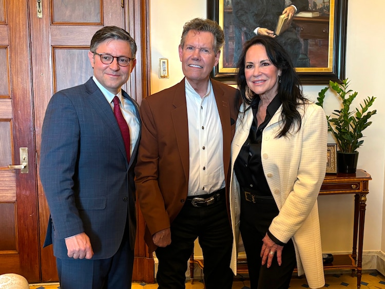 Randy Travis, wife Mary talk country singer's AI music comeback, American  Music Fairness Act - ABC News