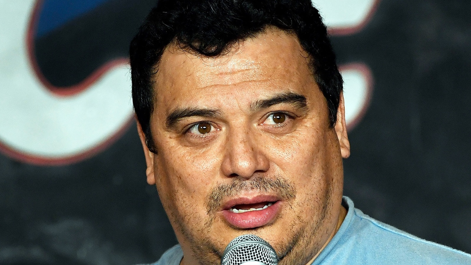 Ο κωμικός Carlos Mencia κατηγορείται για 12 κακουργήματα σε φορολογική έρευνα: LA County DA