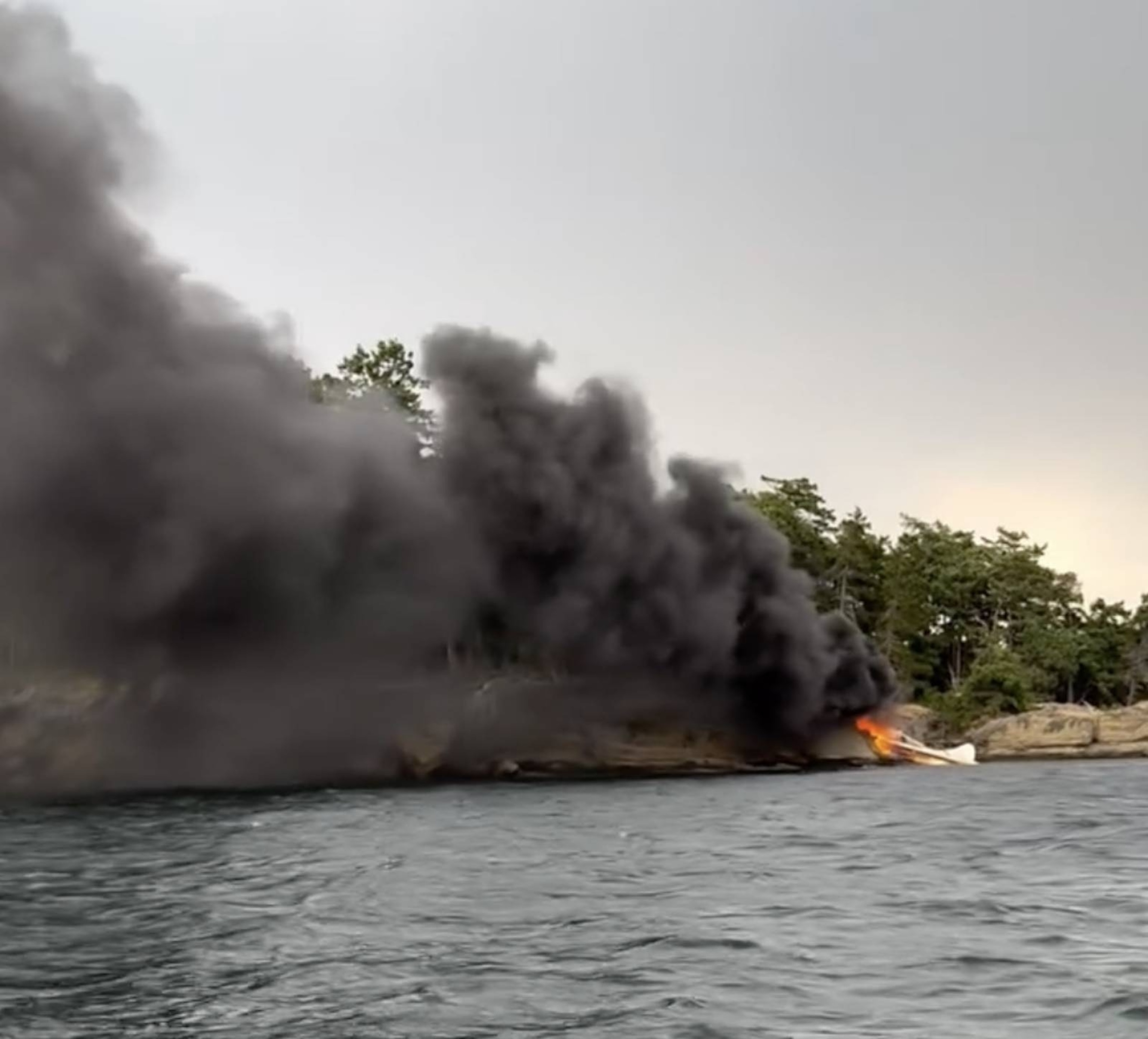 Multiple injured, 1 critically, after seaplane with 11 aboard crashes in Wash. state