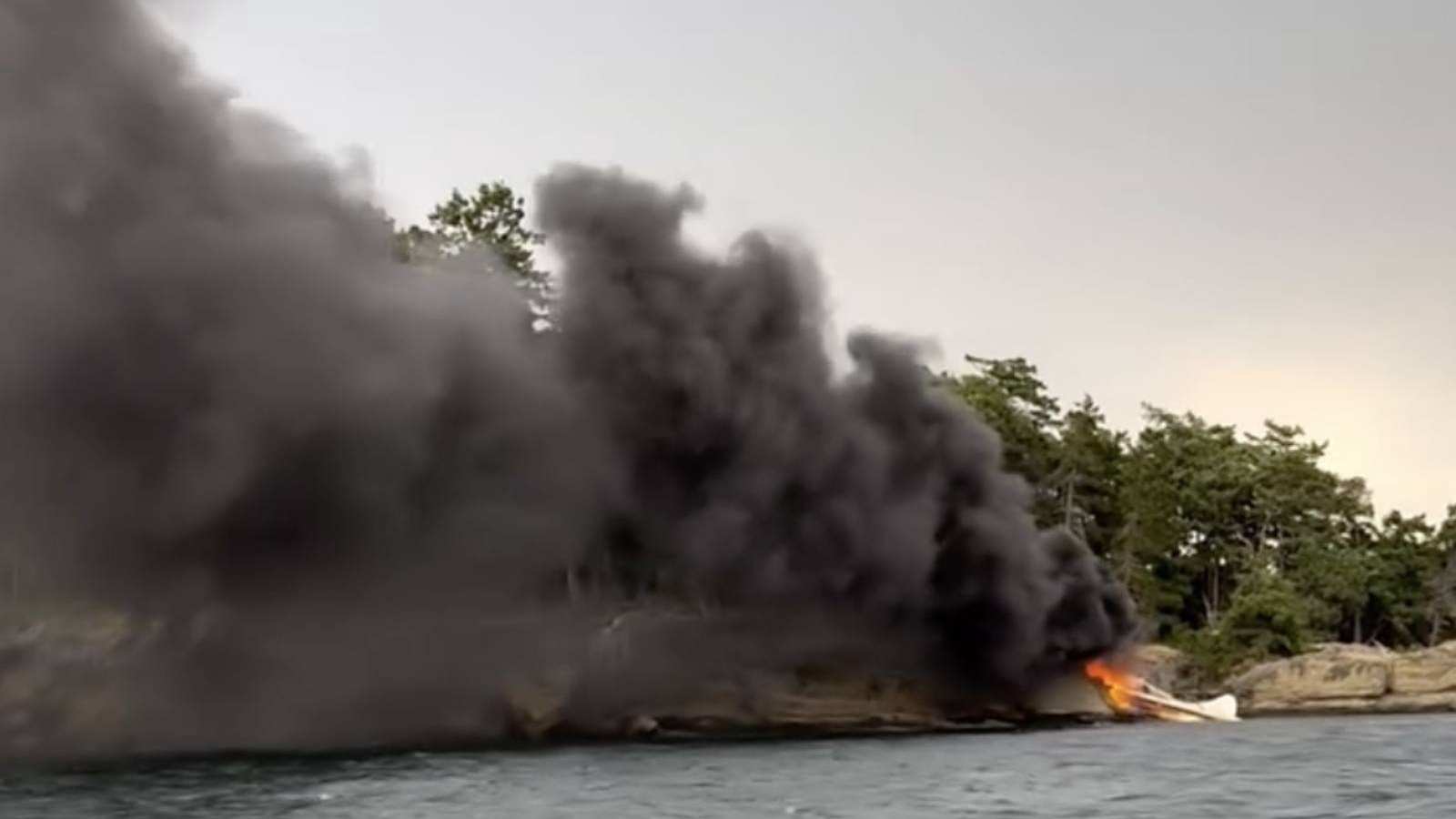 Multiple injured, 1 critically, after seaplane with 11 aboard crashes in Wash. state