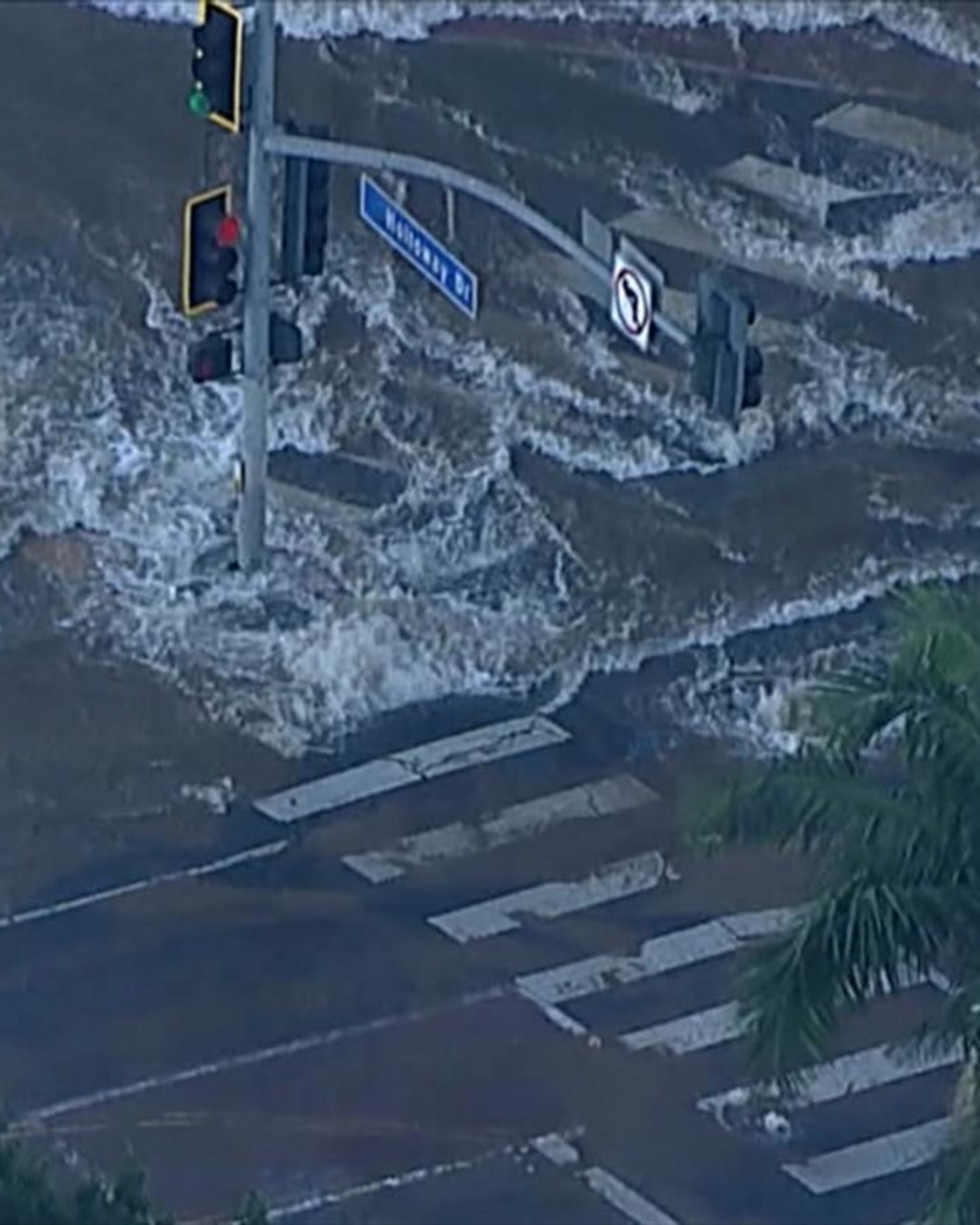 Video Water main break triggers sinkhole in West Hollywood - ABC News