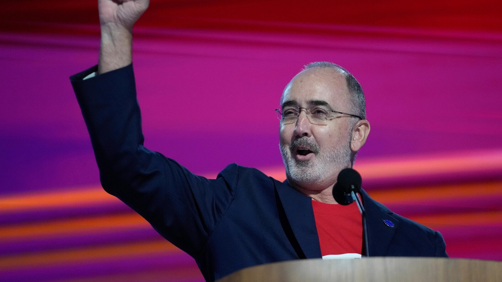  At Democratic Convention, UAW head threatens strike against Stellantis over delayed plant reopening