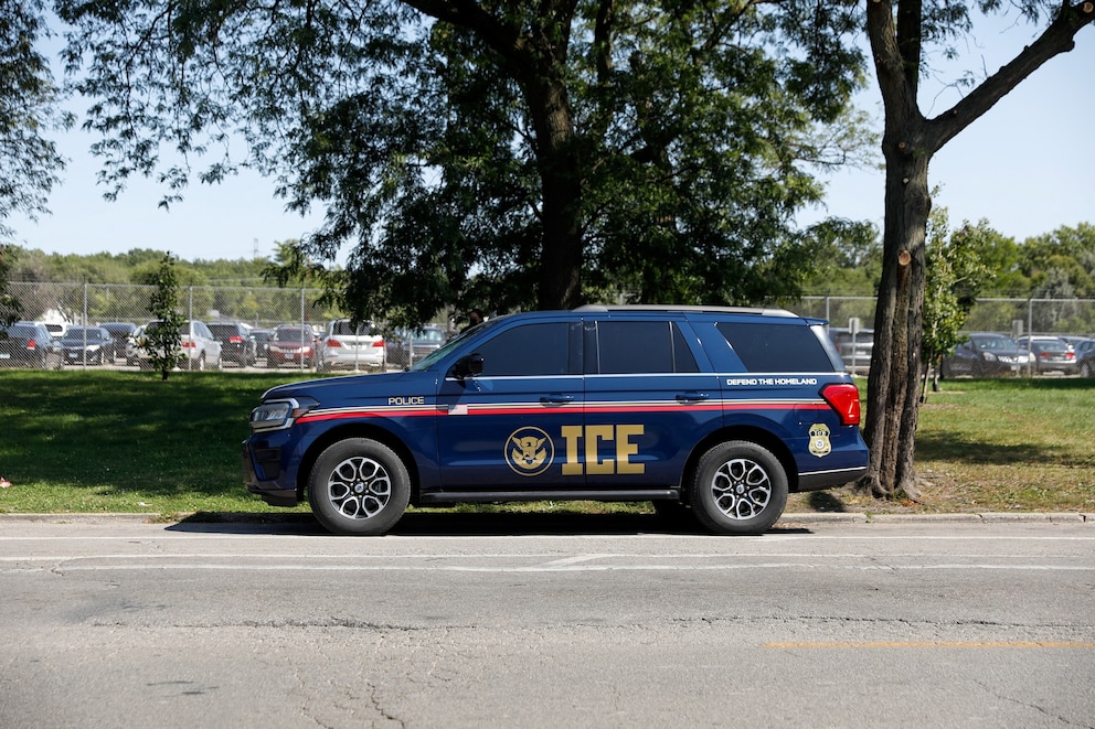 PHOTO: An Immigration and Customs Enforcement vehicle is parked outside the Cook County Courthouse in Chicago, September 8, 2025. 