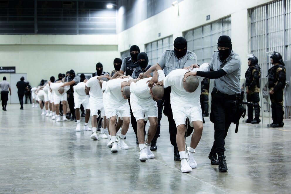 PHOTO: US deports over 250 alleged gang members to El Salvador's mega-prison