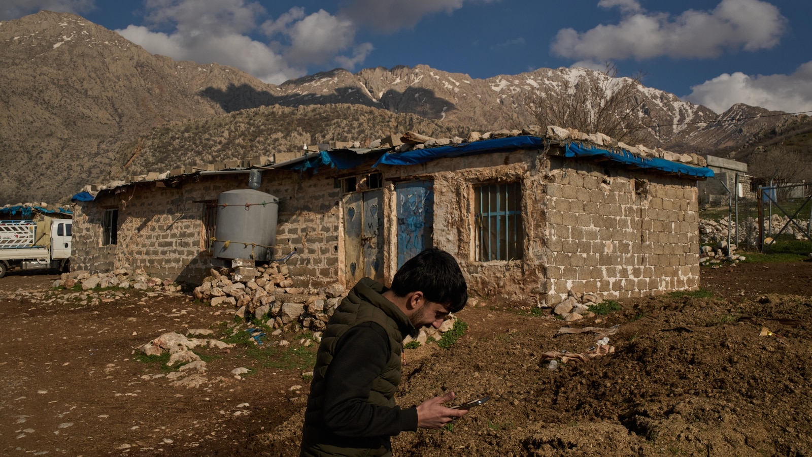  War disrupts life on the Iraq‑Iran border, isolating families and stifling trade