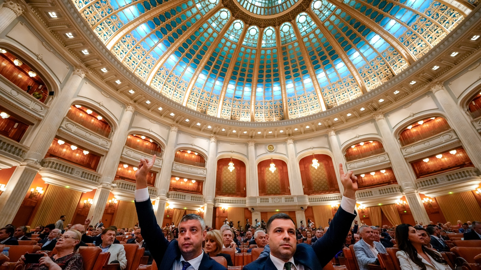 Политическата криза се задълбочава, тъй като румънските законодатели отхвърлят новото правителство