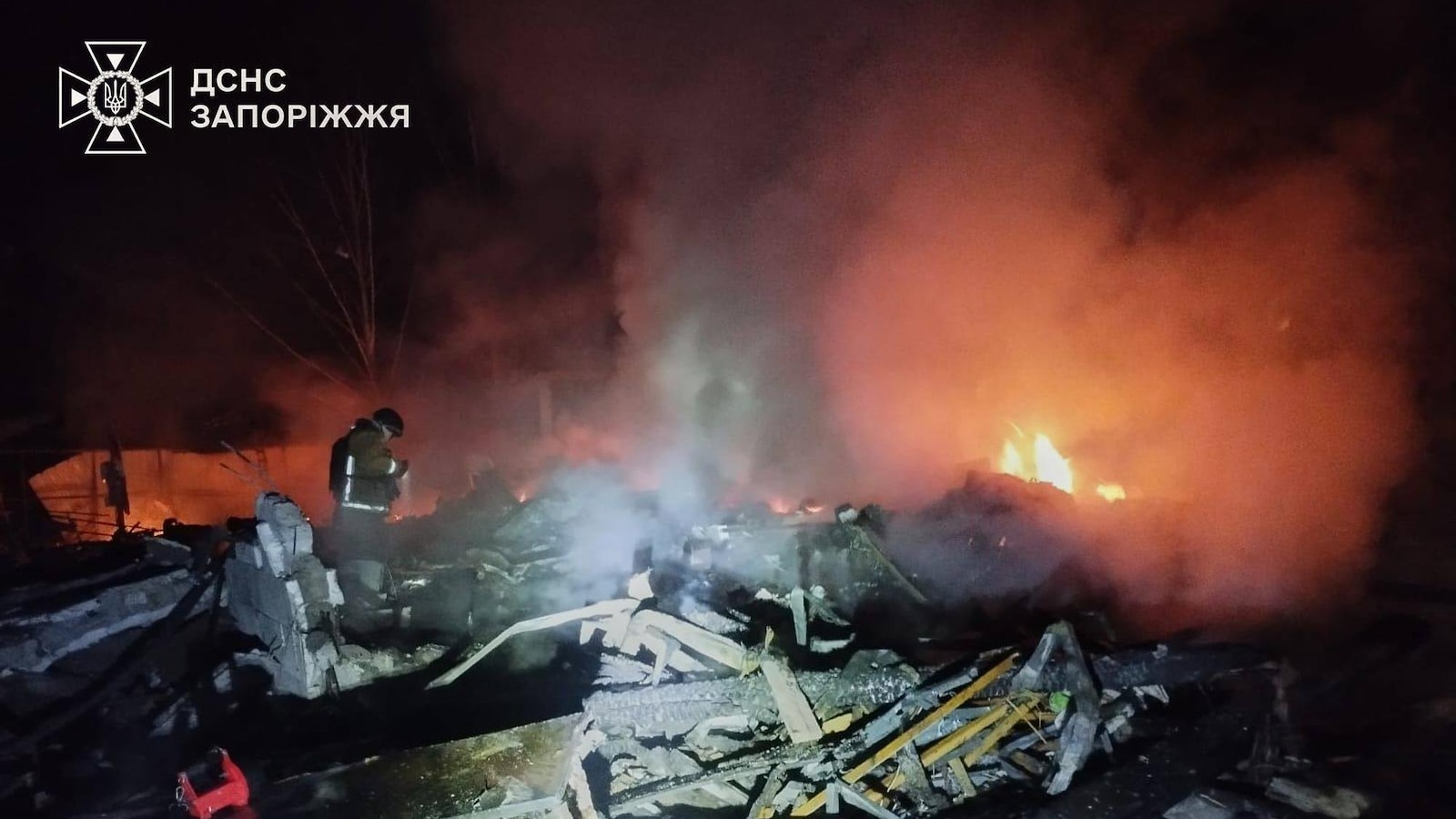 Атака с руски дрон уби 3 души в Южна Украйна, докато водените от САЩ мирни преговори наближават