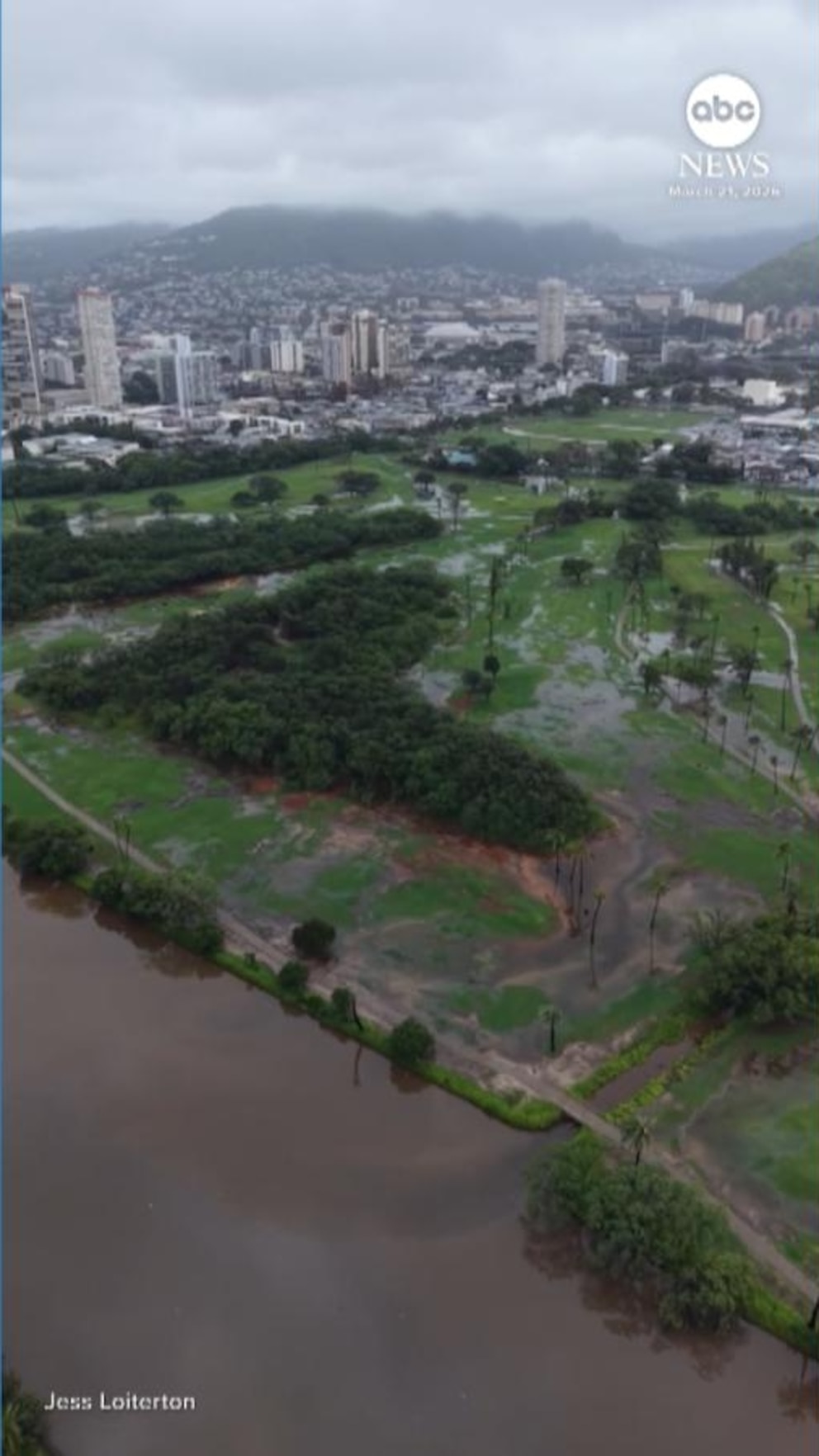 Video Thousands flee flooding in Hawaii