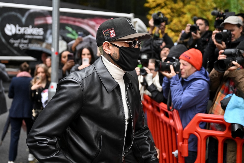 PHOTO: Singer Chris Brown arrives at Southwark Crown Court in London, Britain, October 26, 2026. 