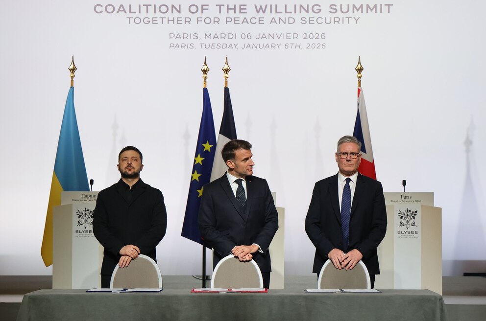 PHOTO: Ukraine's President Volodymyr Zelensky, France's President Emmanuel Macron and Britain's Prime Minister Keir Starmer attend the signing of a declaration during the Coalition of the Willing summit in Paris, January 6, 2026.