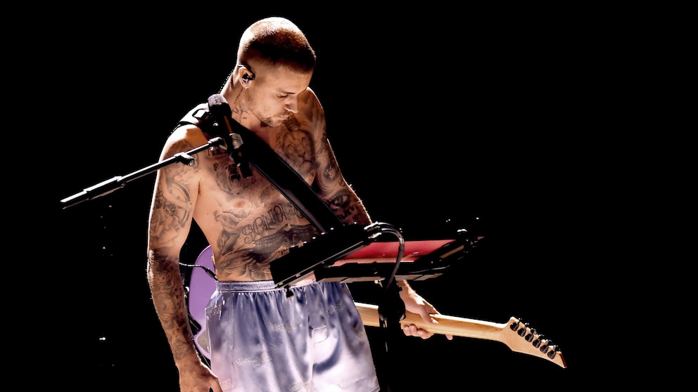 Justin Bieber returns to the Grammys stage for 1st time in 4 years