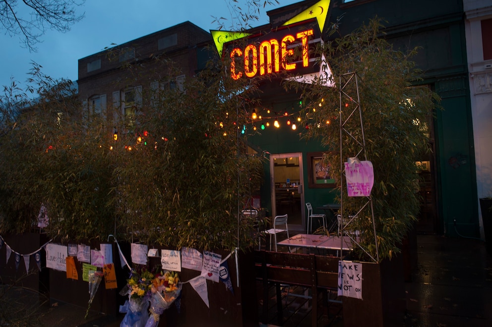 PHOTO: Comet Ping Pong to reopen after gunman incident