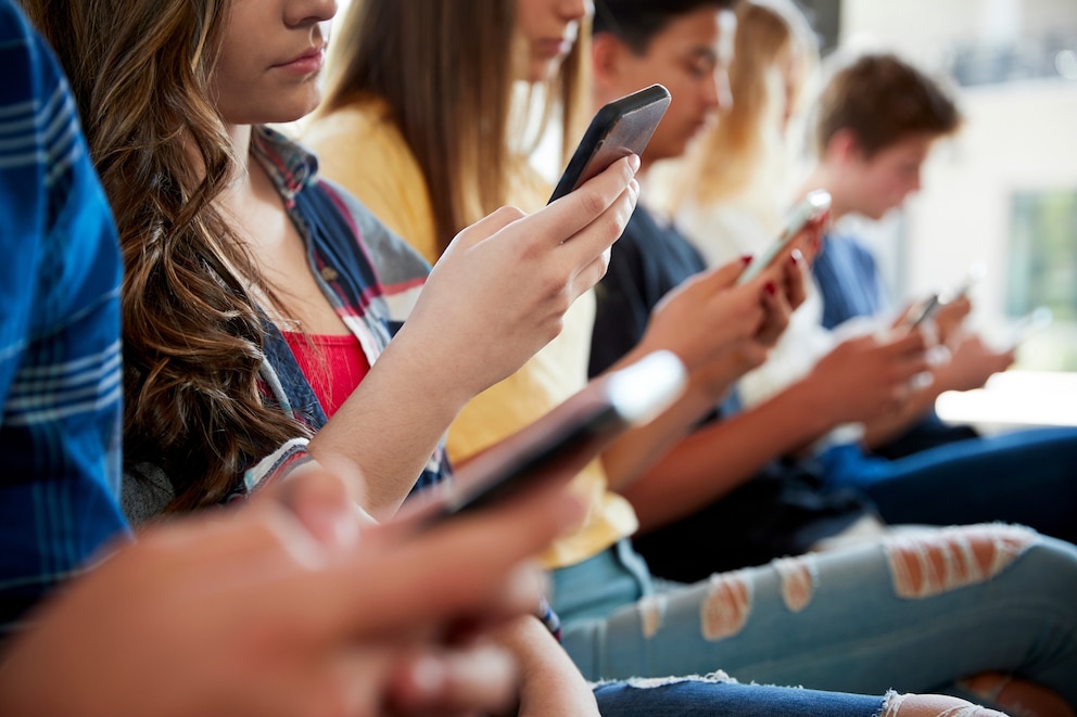 PHOTO: Students with cellphones in an undated stock photo.