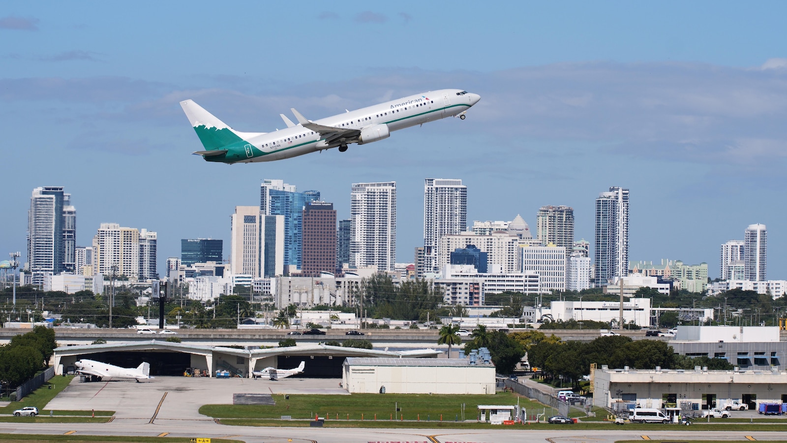  Bipartisan bill aims to pay air traffic controllers during future shutdowns