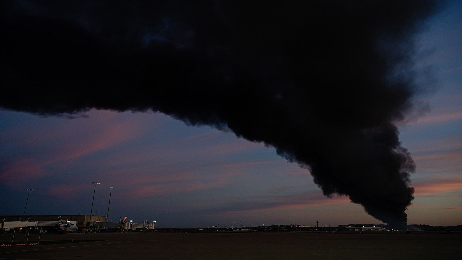 URGENTE: Avião da UPS Cai Perto do Aeroporto de Louisville! Veja o que Aconteceu