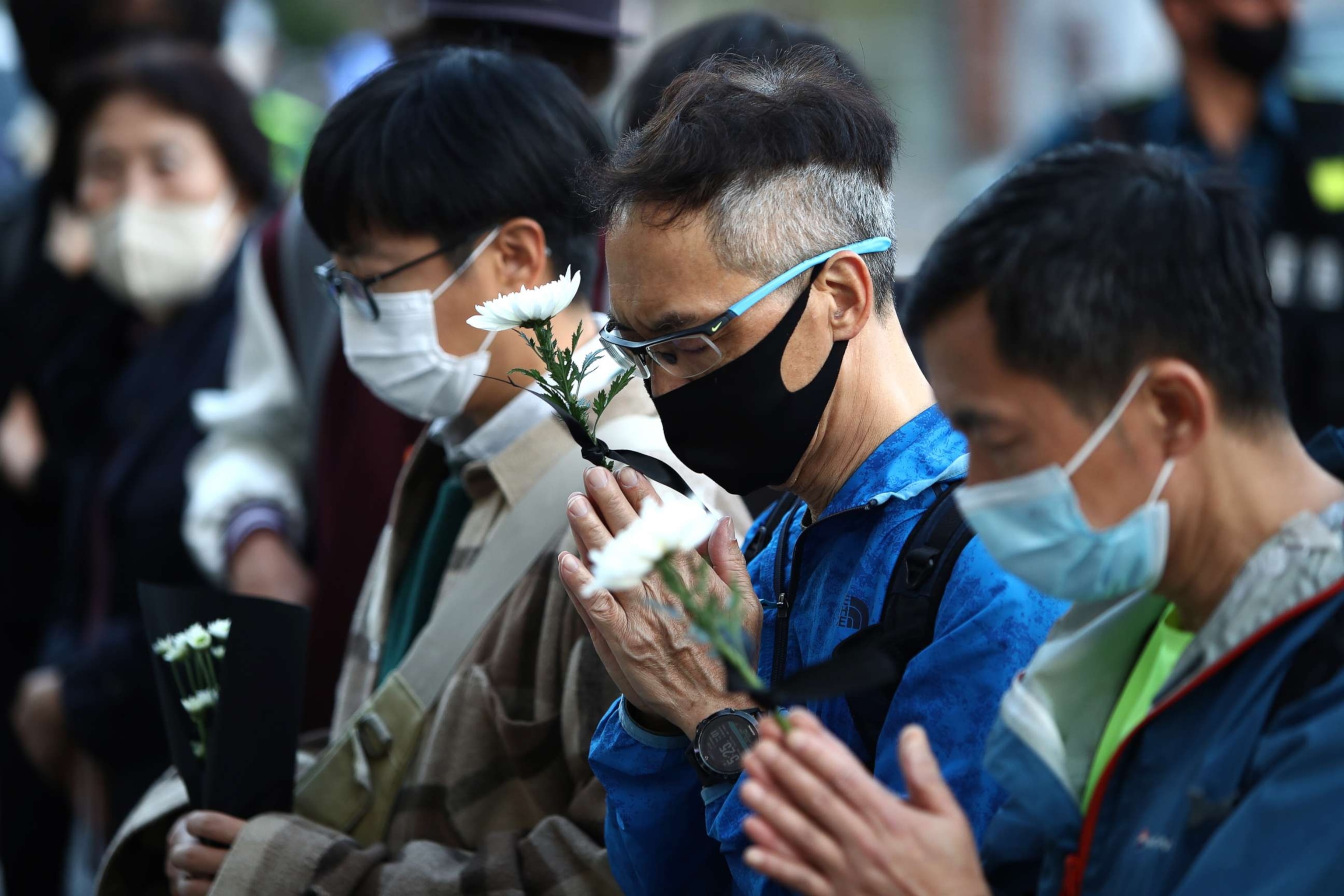 PHOTO: SEOUL, SOUTH KOREA - NOVEMBER 01: People pay tribute to the victims of the Halloween celebration stampede, on the street near the scene on November 01, 2022 in Seoul, South Korea. 