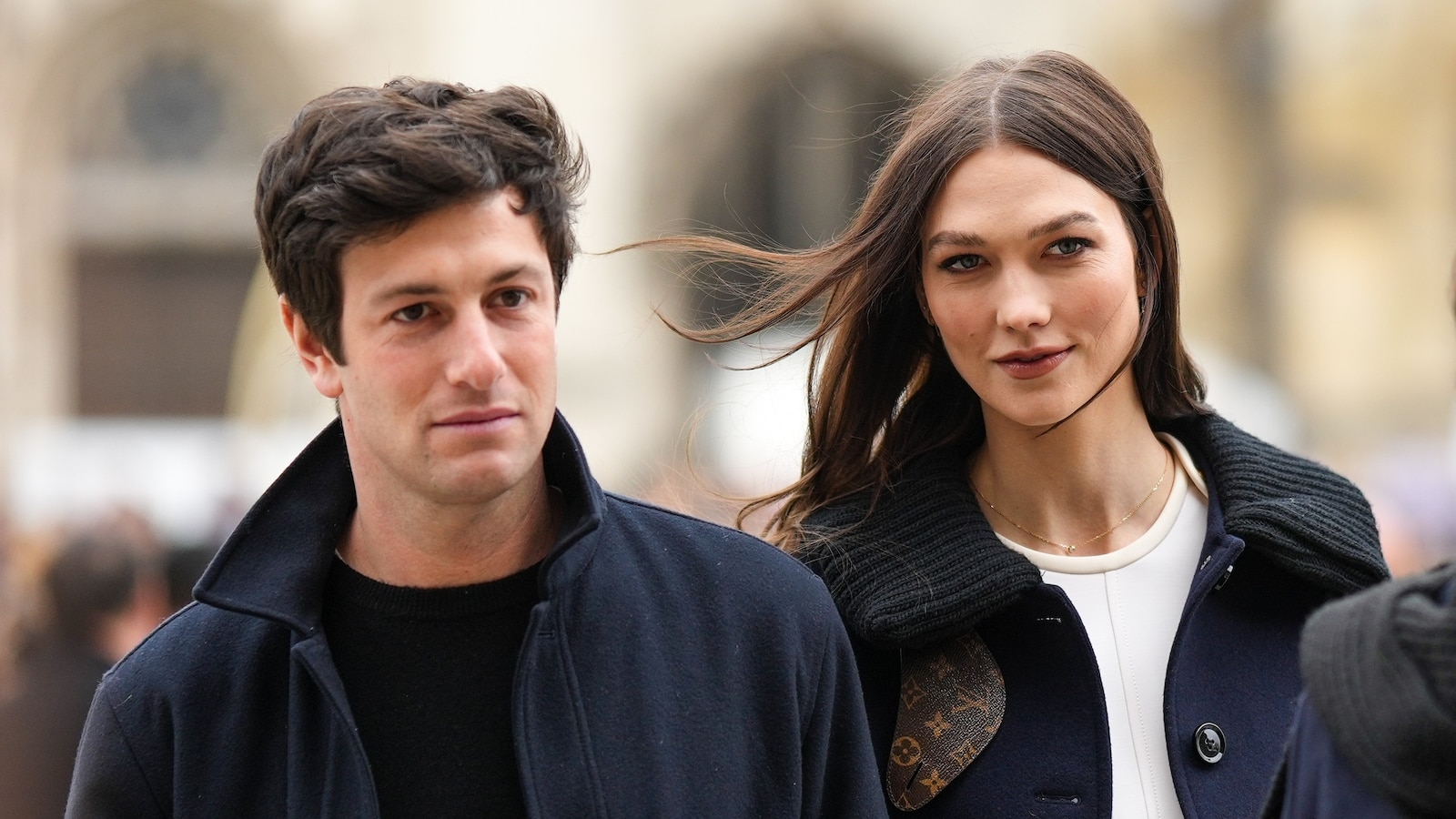 Karlie Kloss đang mong đợi đứa con thứ 3 với chồng Joshua Kushner: 'Ba đứa là một bữa tiệc' - ABC News