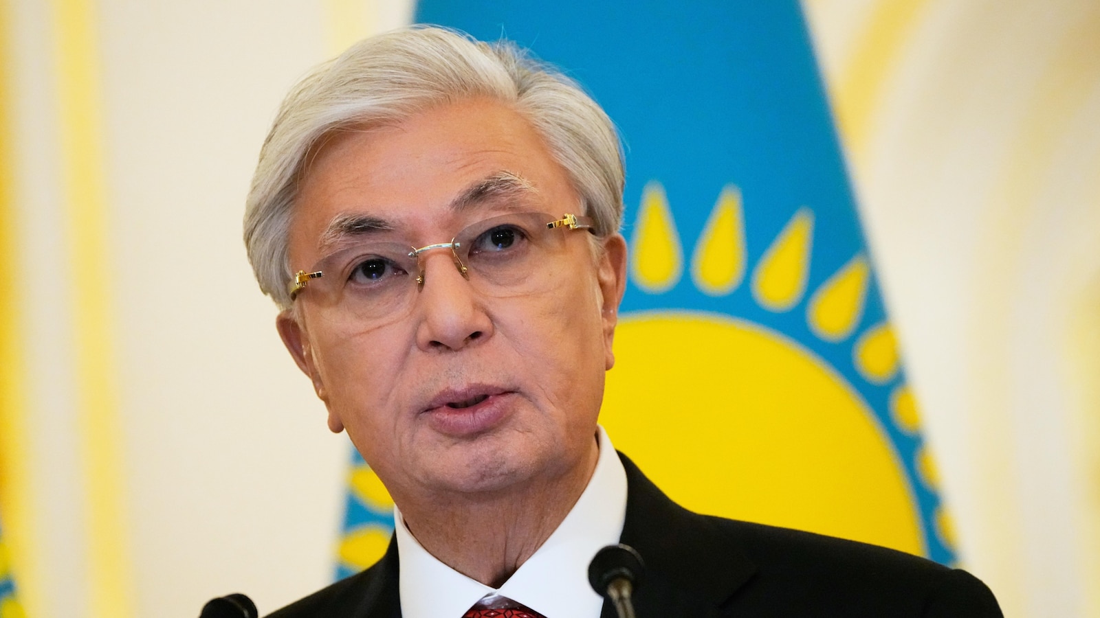 يدلي الناخبون في كازاخستان بأصواتهم في استفتاء على دستور جديد من شأنه أن يبقي الرئيس في السلطة