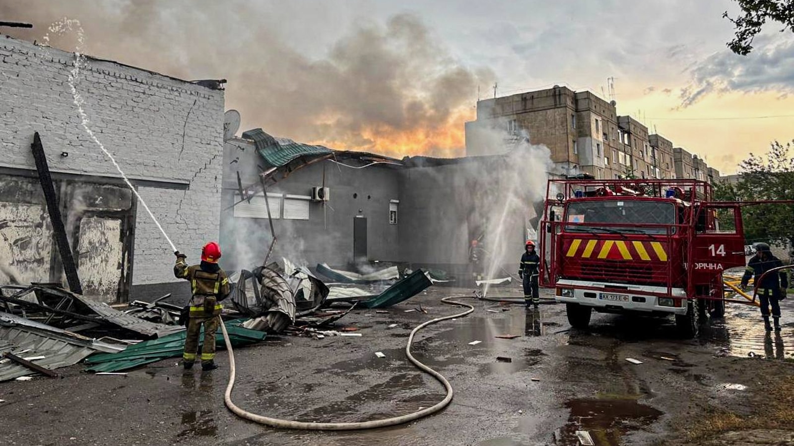 روسيا تقصف كييف بالصواريخ والطائرات بدون طيار، مما يهز وسط المدينة ويصيب 10 أشخاص