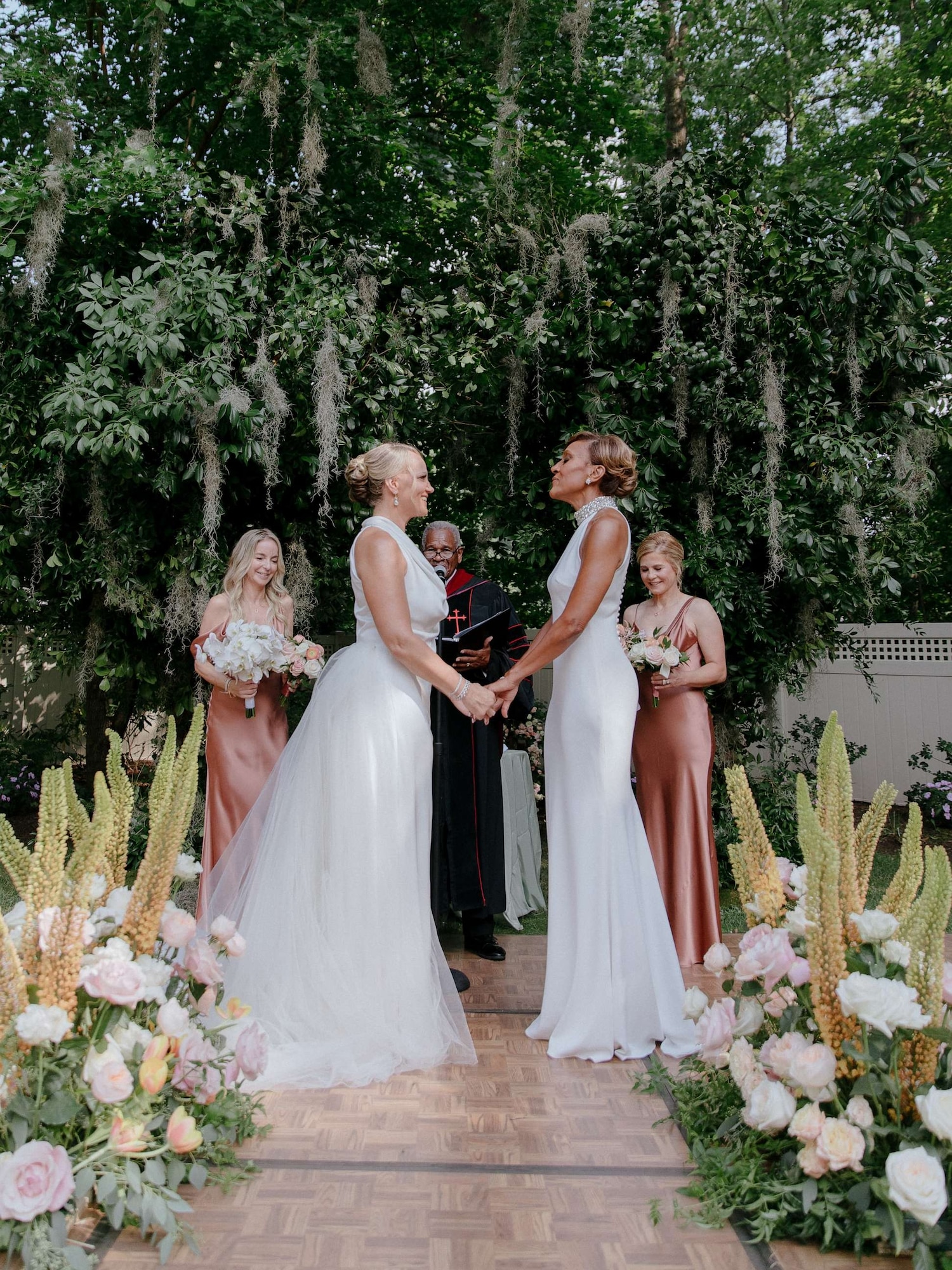 Bên trong đám cưới kỳ diệu của Robin Roberts và Amber Laign...