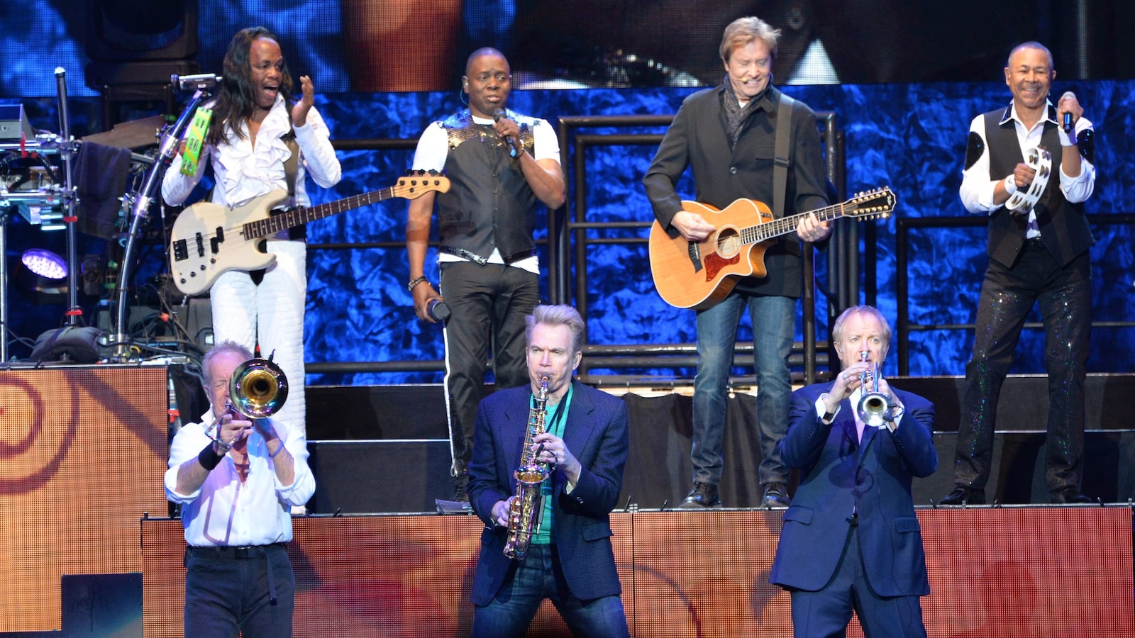 did earth wind and fire tour with chicago