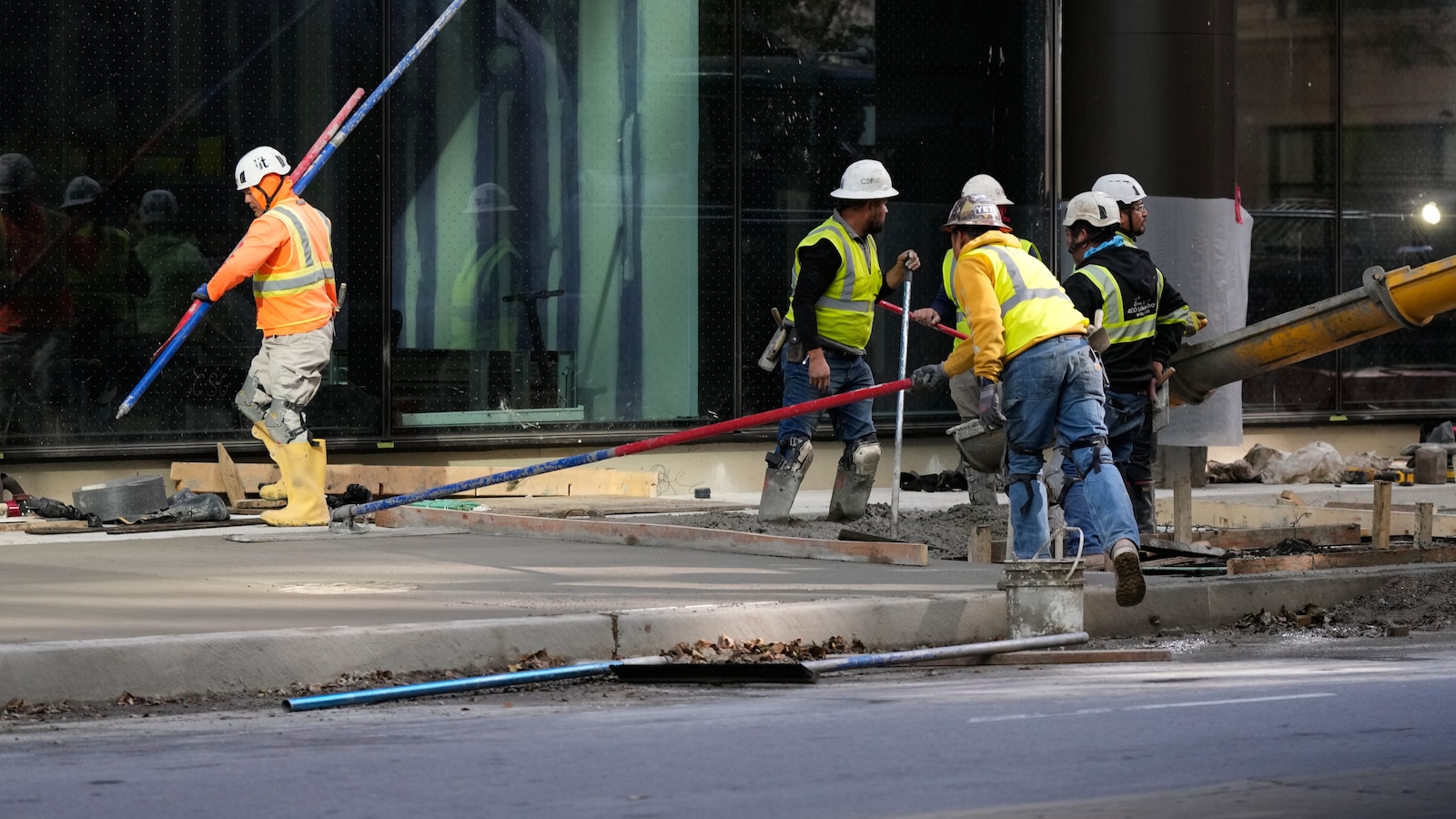 US jobless claims fell to 194,000 last week, lowest since July