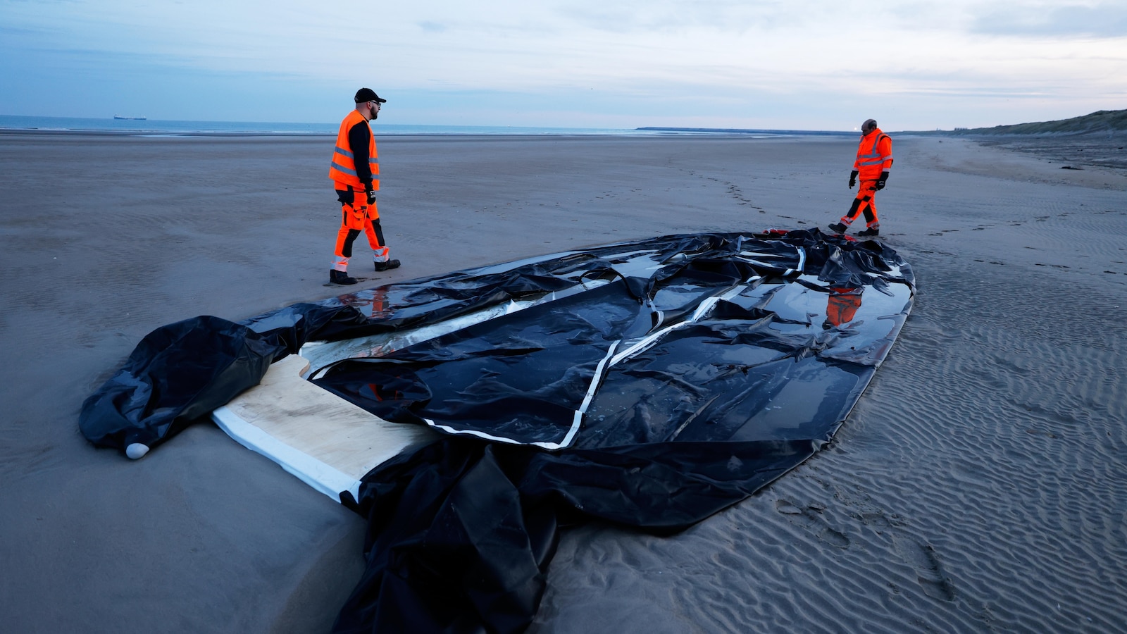 Франция забранява на британски крайнодесни активисти да атакуват лодки с мигранти