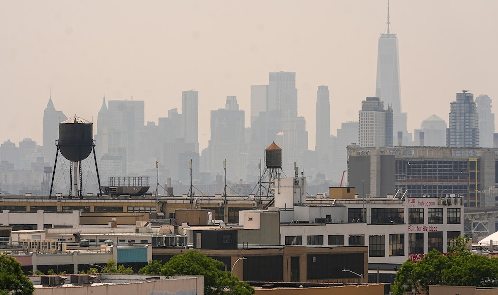 PHOTO: An air quality alert is issued for the tri-state area in New York City