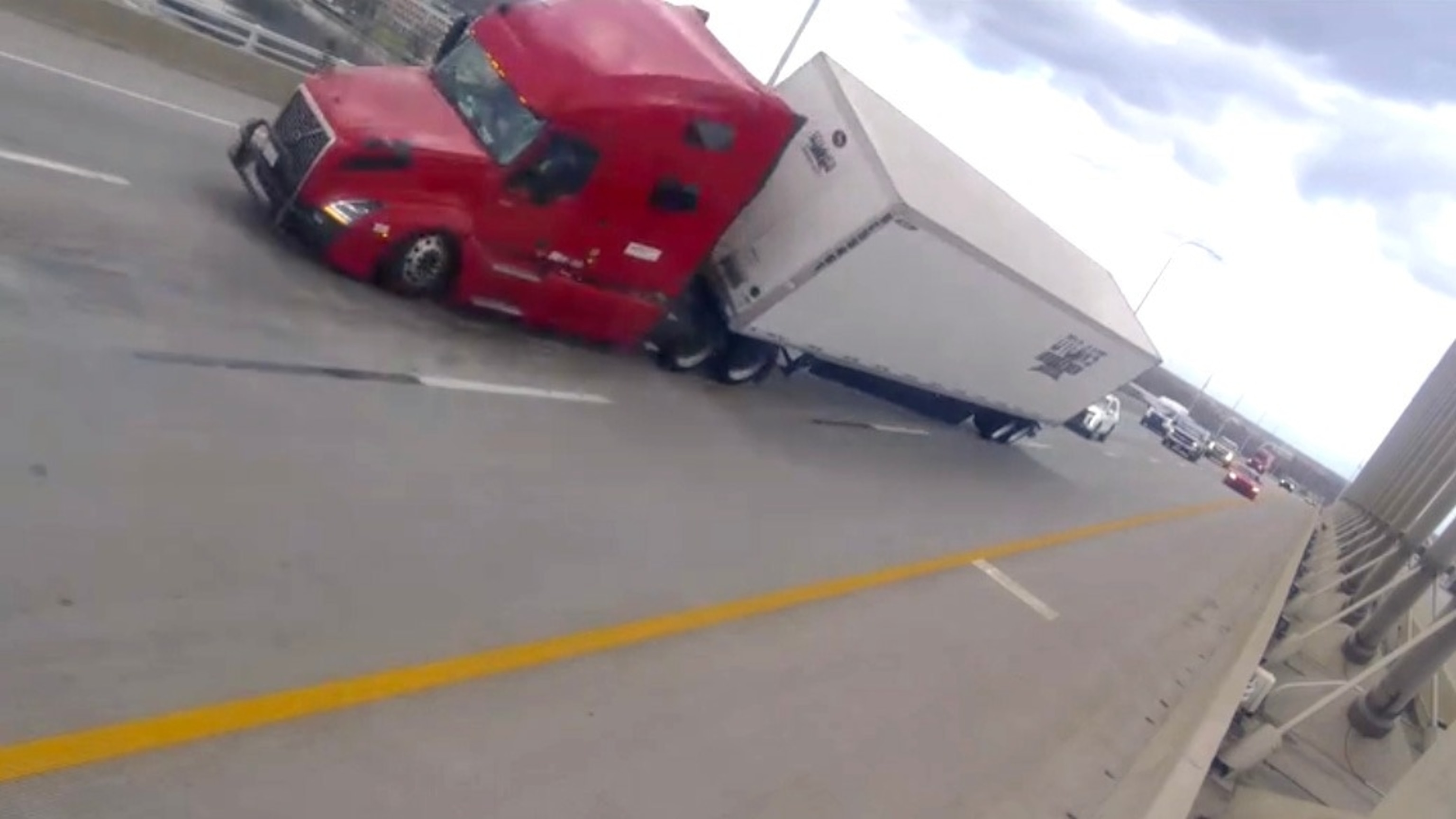 मार्च में भयंकर तूफ़ान जारी रहने के कारण कई उड़ानें रद्द कर दी गईं