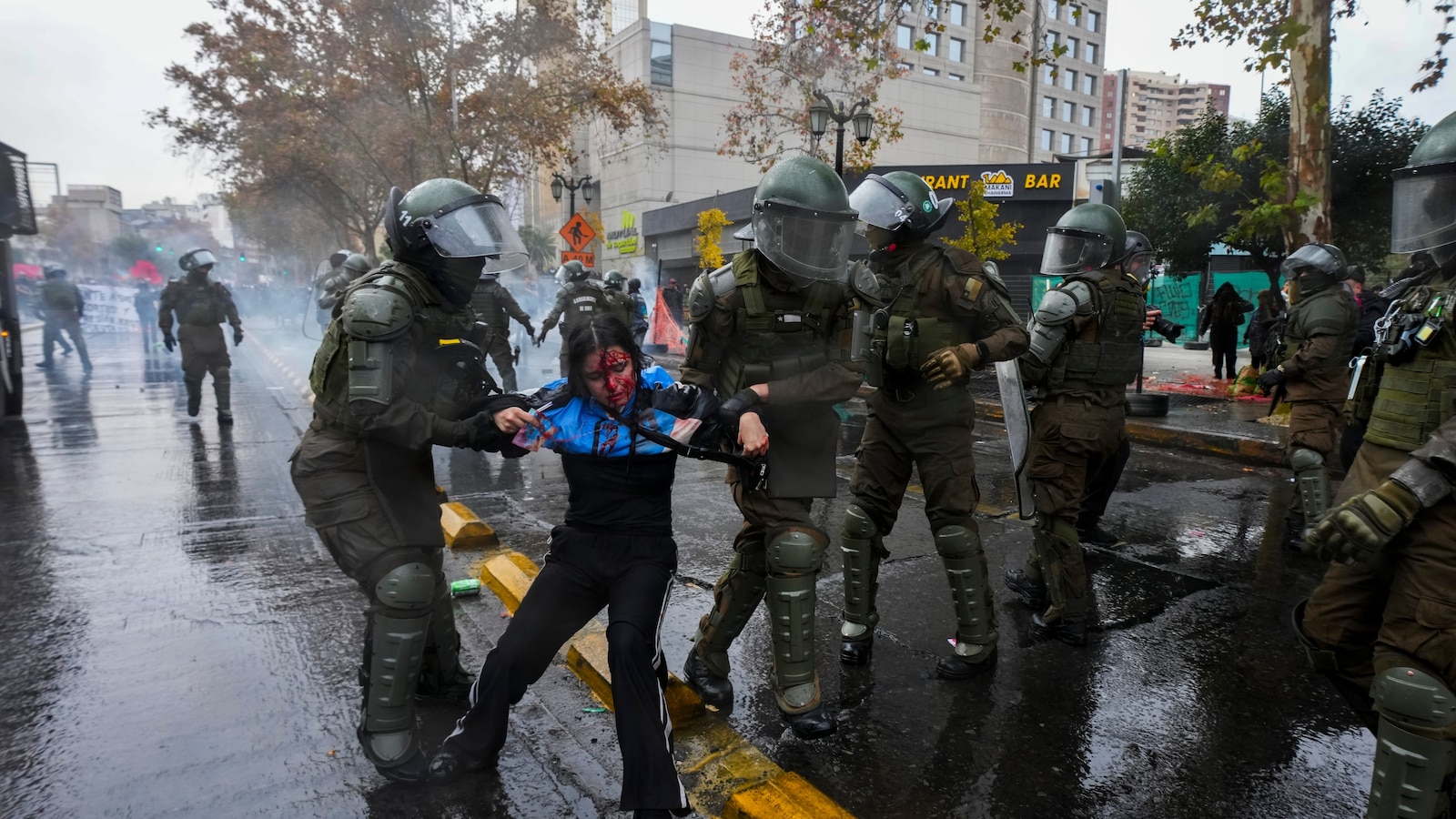 Протестиращи се сблъскаха с полицията в столицата на Чили заради съкращенията на образованието на президента Каст