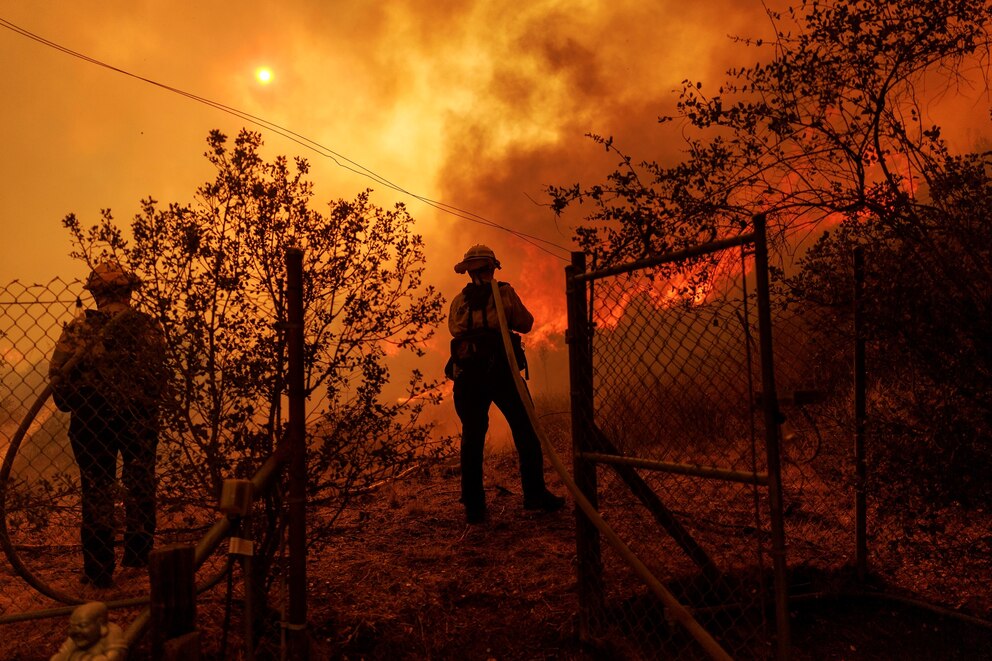 PHOTO: Firefighters Battle Canyon Fire North Of Los Angeles