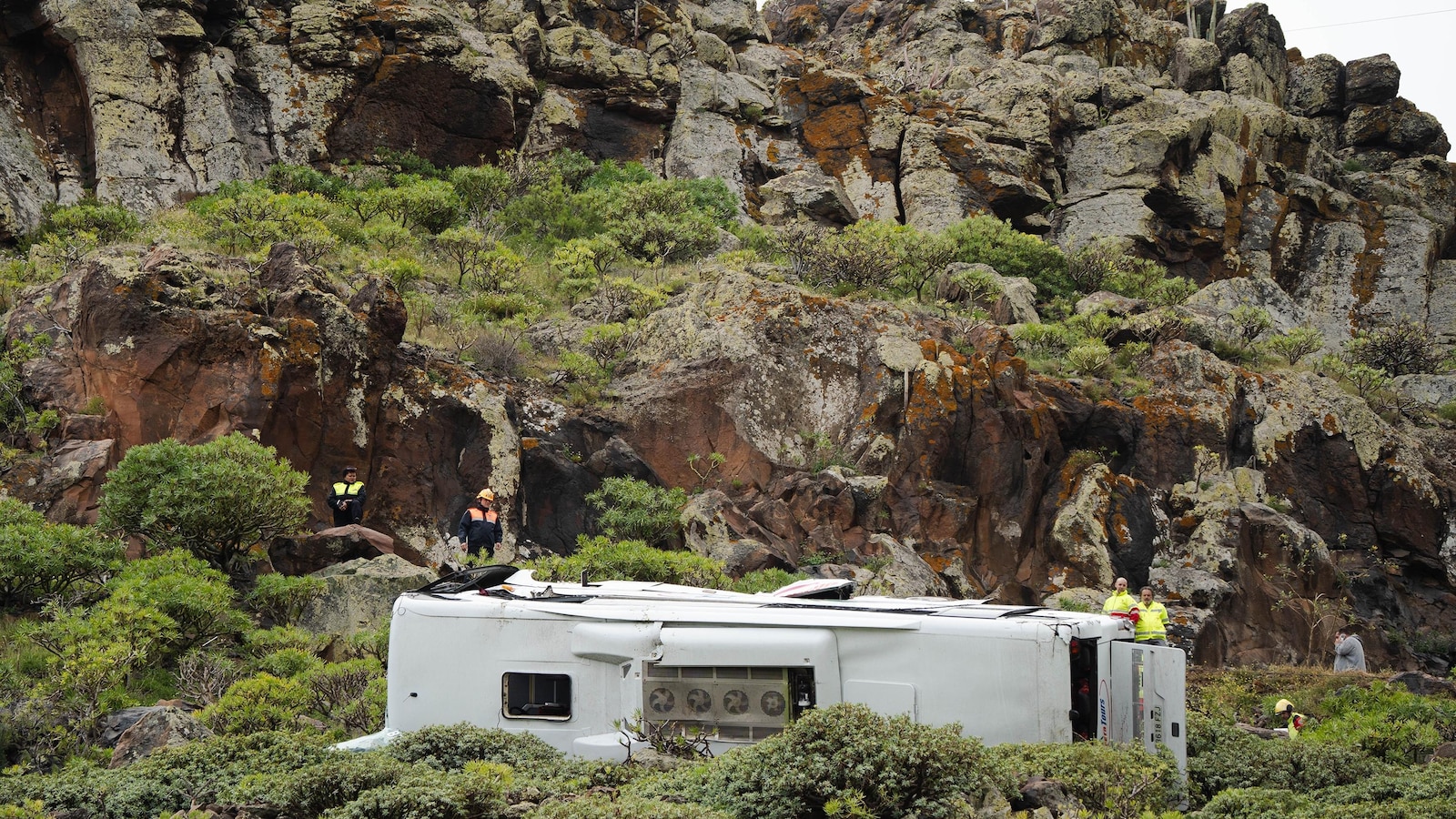 قتيل و27 جريحا في سقوط حافلة سياحية في خندق بجزر الكناري الإسبانية