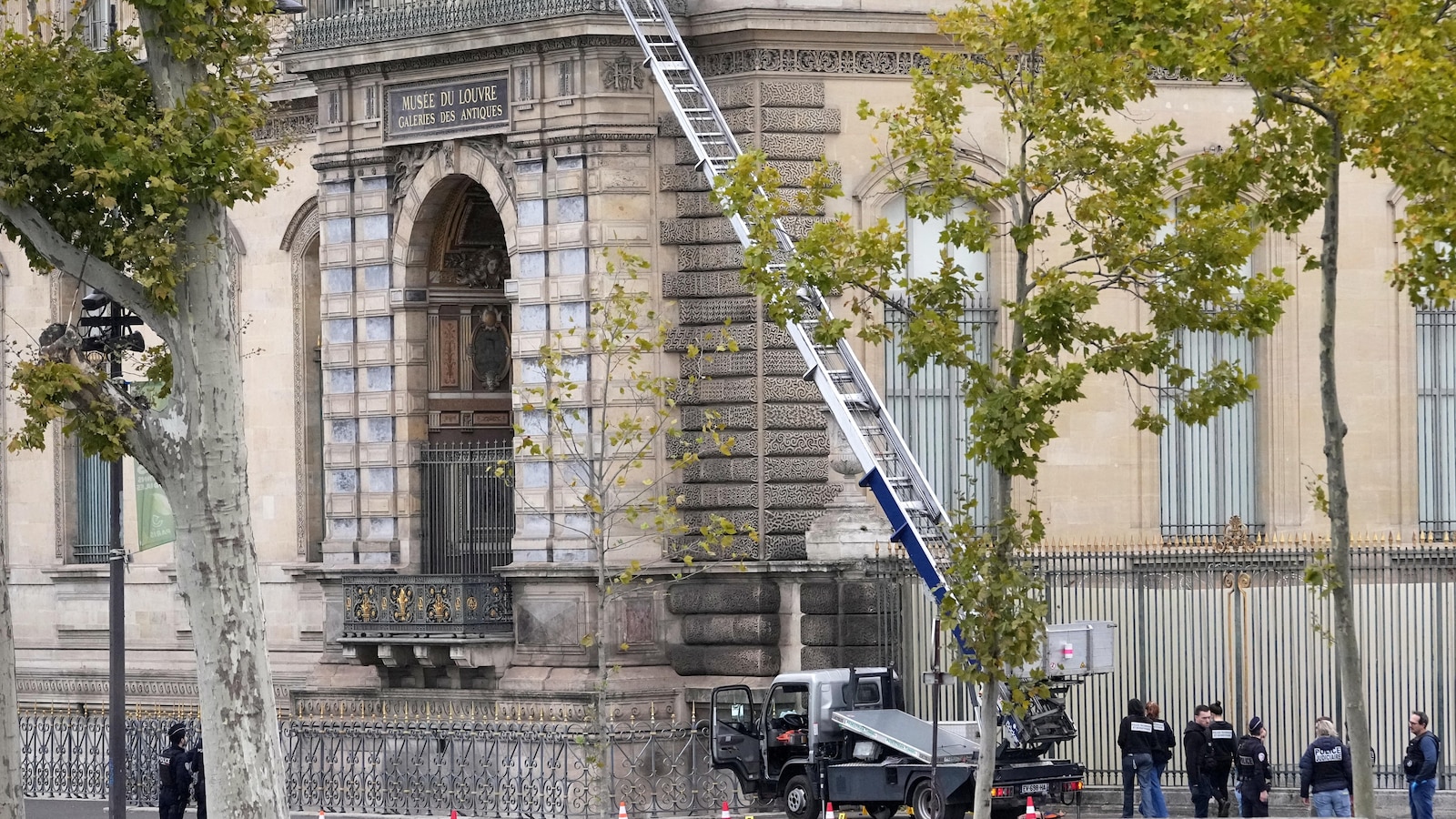 How a German freight lift became an unexpected social media star in the Louvre heist