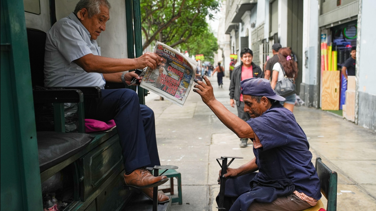 Конгресът на Перу избира нов временен президент докато се бори