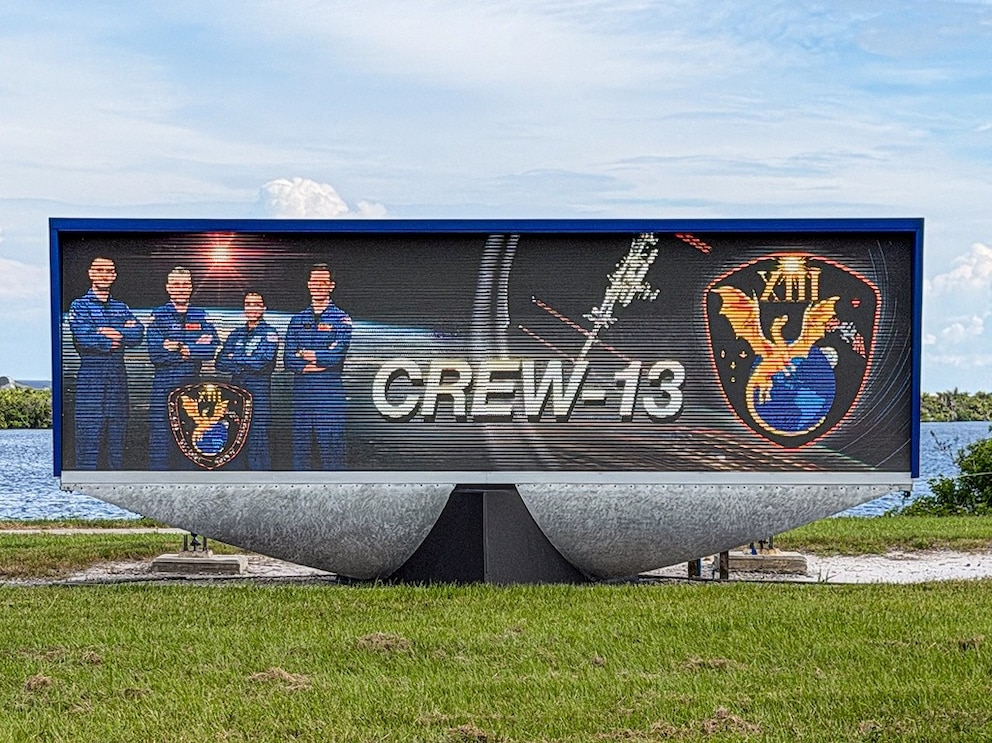 PHOTO: FL: SpaceX Falcon 9 CREW-13