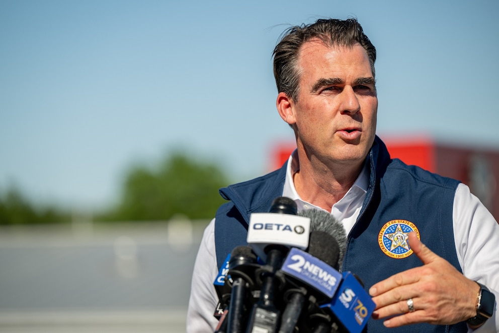 PHOTO: Oklahoma Town Of Barnsdall Hit By Deadly Tornado