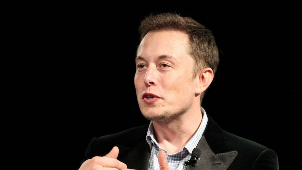 Elon Musk set to purchase Twitter after reversing course - ABC News