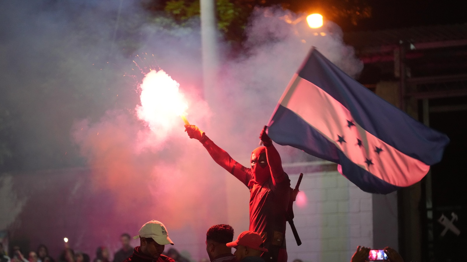 Избирателните служители в Хондурас започнаха специално преброяване на окончателния набор