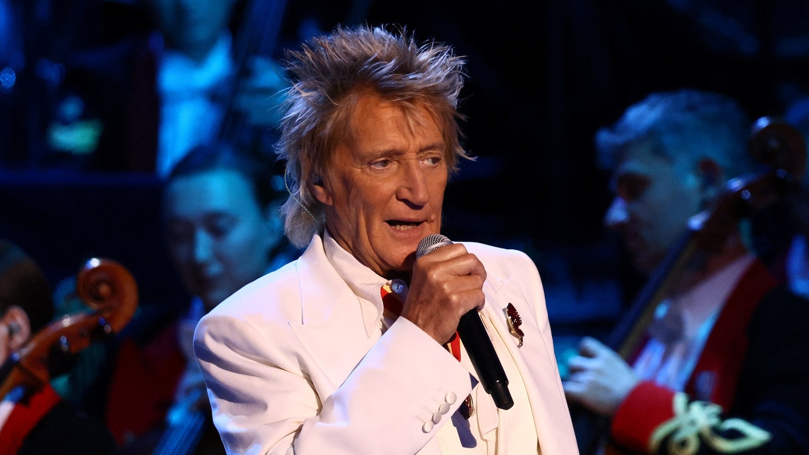  Rod Stewart cancels tour after undergoing routine heart procedure