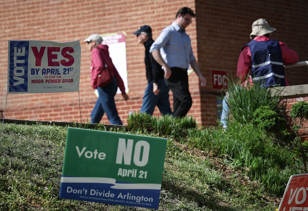 PHOTO: Voters In Virginia Head To The Polls For Redistricting Referendum