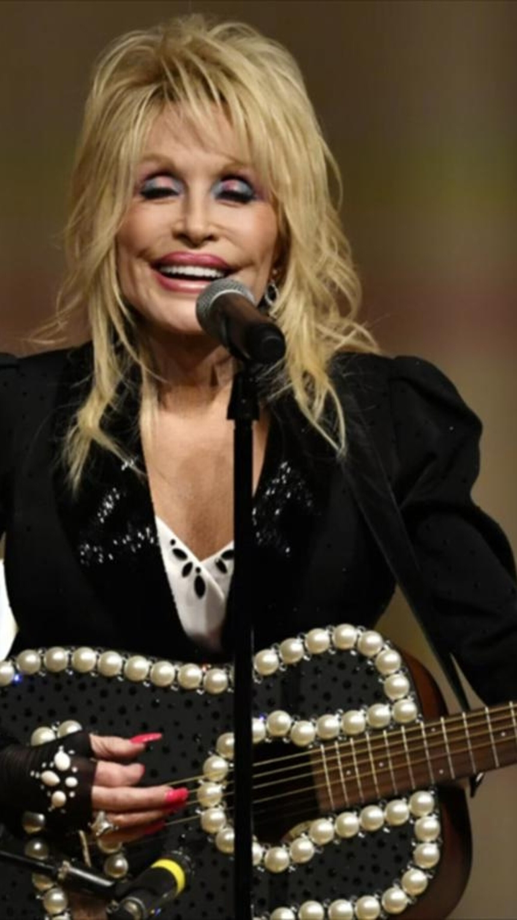 Video Fans around the world celebrate Dolly Parton Day, Sept. 25