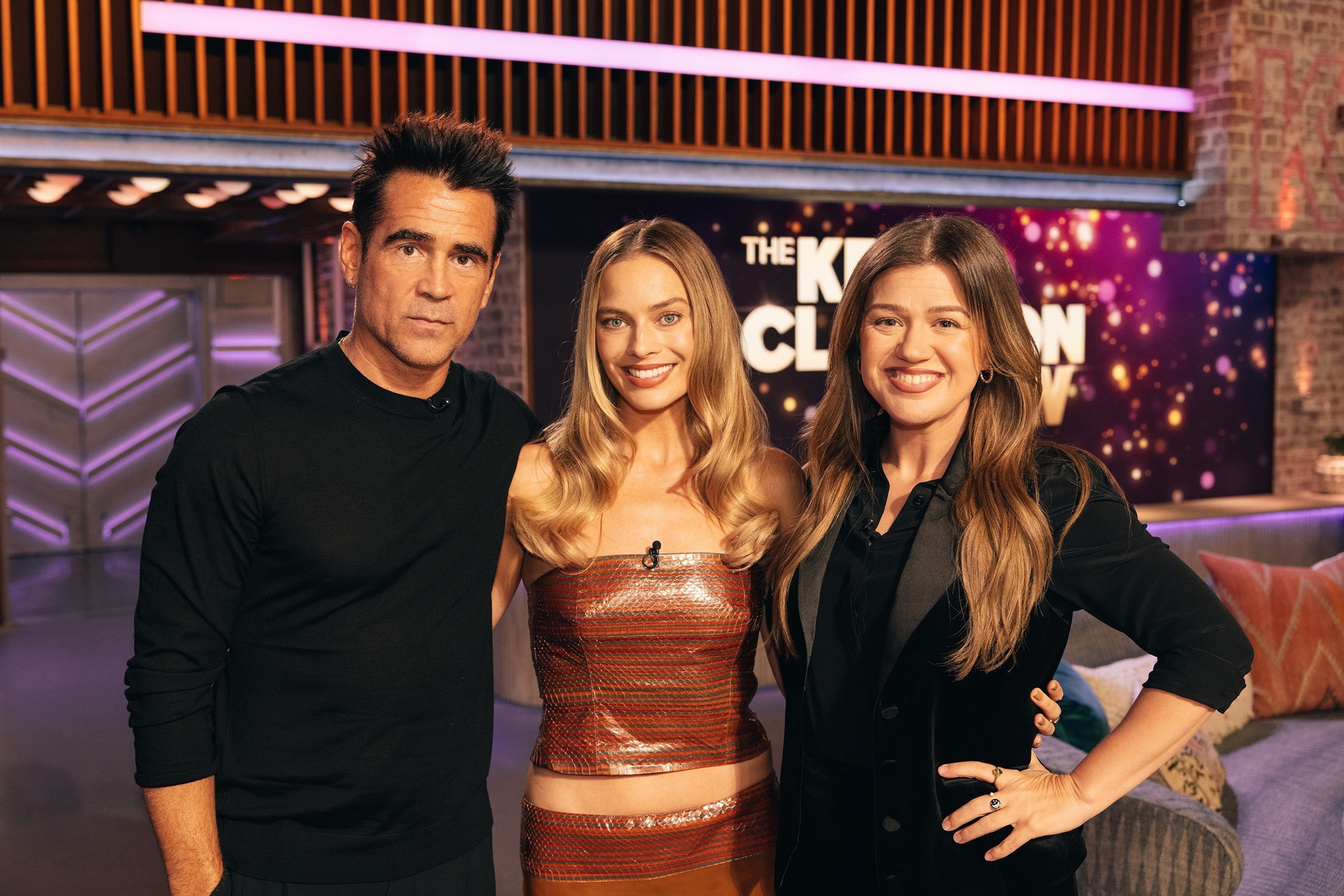 Kelly Clarkson returns to talk show nearly 2 months after exhusband's