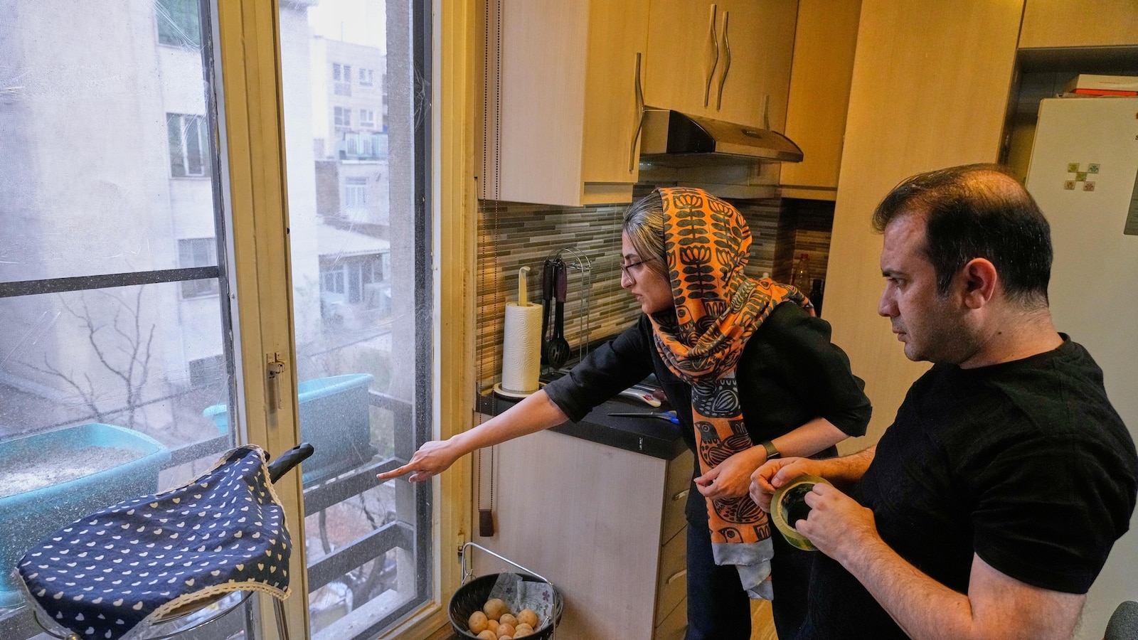 بينما يهدد “ترامب” البنية التحتية لإيران، يتساءل زوجان من طهران عن كيفية الاستعداد