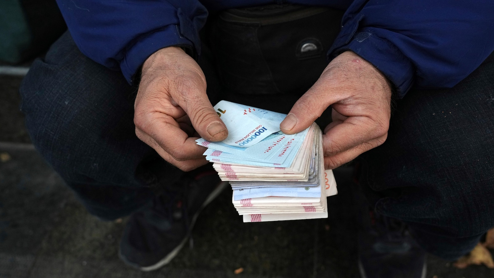 Iran's rial currency falls to near-record lows on Euro 'snapback' sanctions threat
